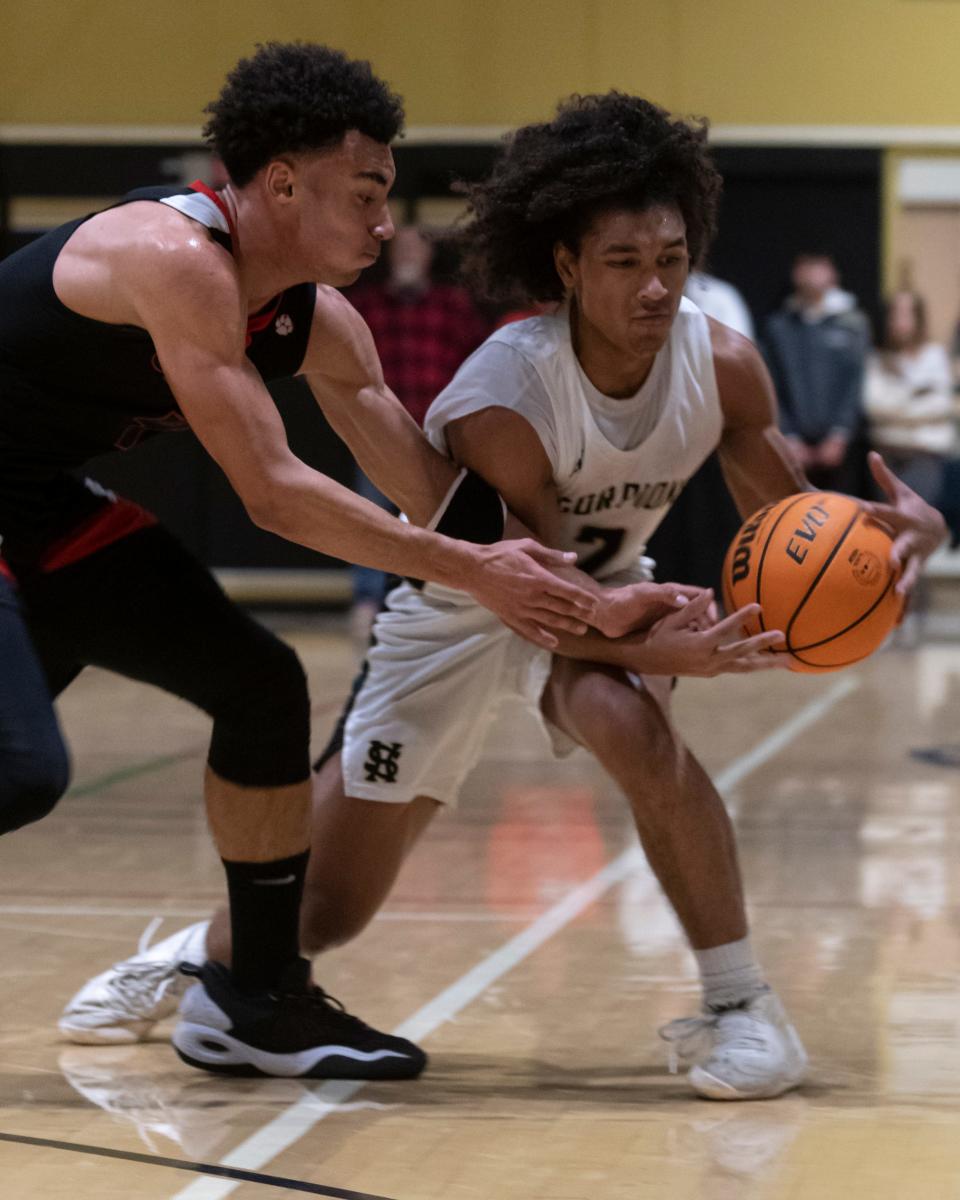 Oak Hills’ Isaiah Sharky, left, guards Hesperia’s Anggulio Guerra Del Valle on Wednesday, Jan. 17, 2024. Hesperia won 79-67 and improved to 5-0 in Mojave River League action.