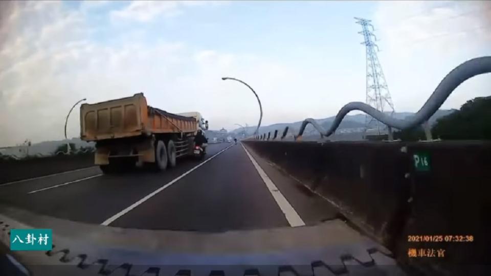 砂石車逼近，騎士險些發生意外。（圖／翻攝自八卦村 - 行車紀錄器影片上傳中心Facebook）