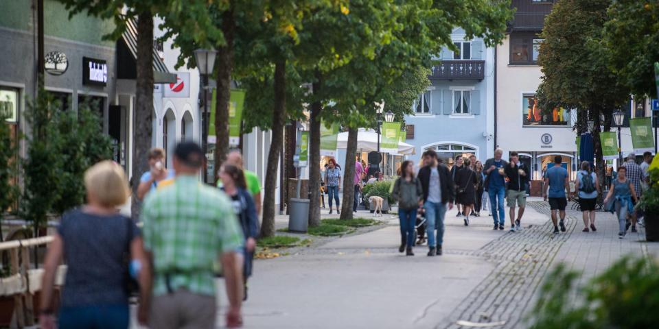 13 September 2020, Bavaria, Garmisch-Partenkirchen: Passers-by walk through the city centre. After a violent corona eruption in Garmisch-Partenkirchen, Upper Bavaria, it is still unclear what consequences the suspected perpetrator must expect. The authorities assume that the outbreak was caused by a so-called superspreader. Photo: Lino Mirgeler/dpa (Photo by Lino Mirgeler/picture alliance via Getty Images)