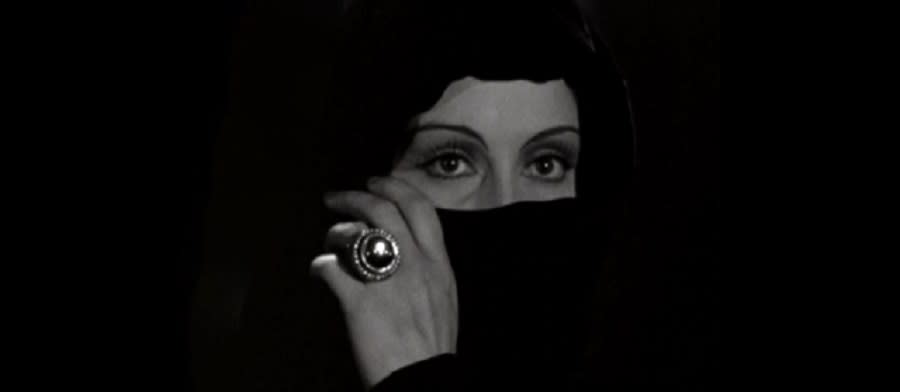 The Countess used a jeweled ring to mesmerize her victims in the 1936 film.