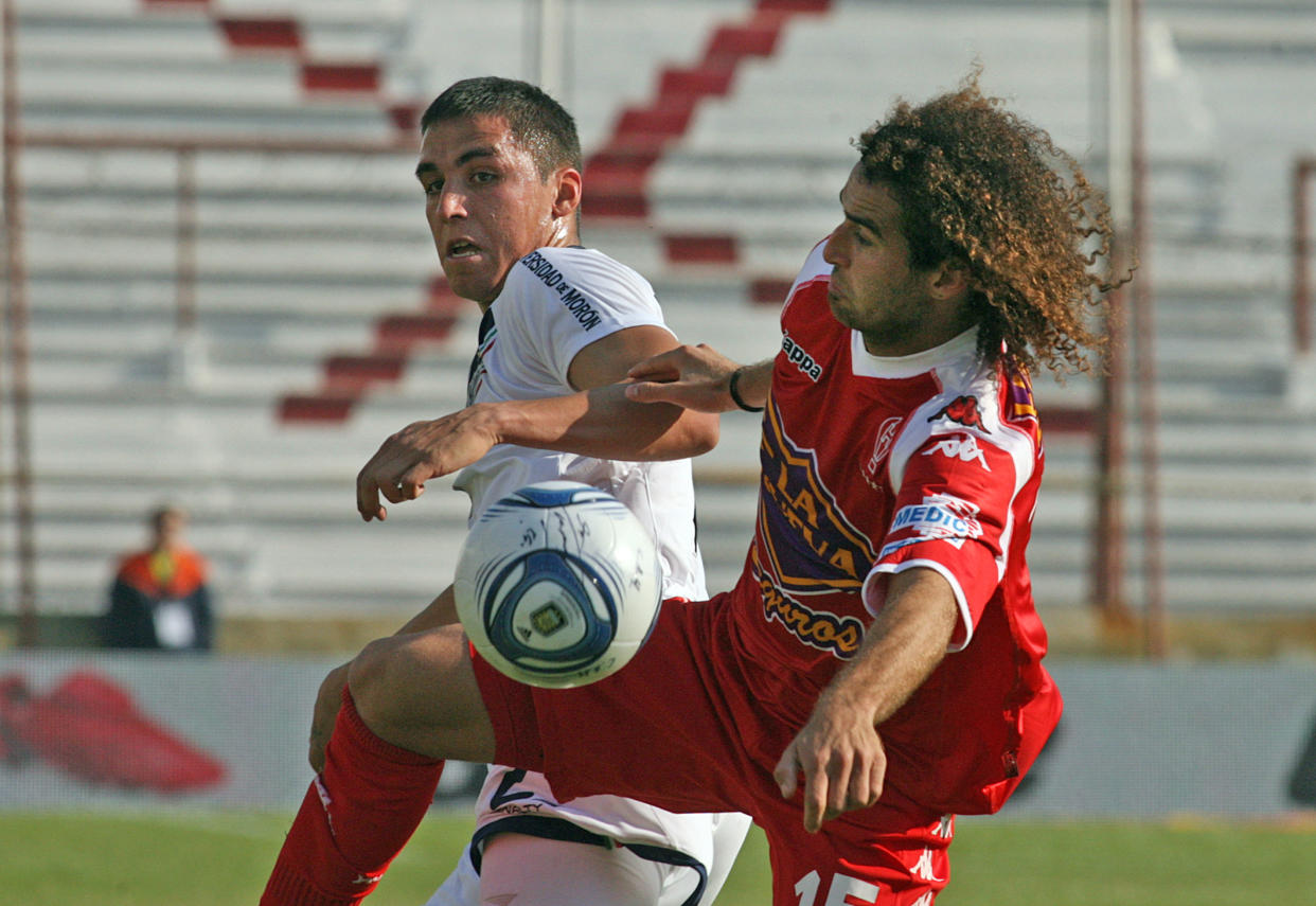 Kevin Cura (d) pelea una pelota con Fernando Tobio (i), durante un Vélez-Huracán.Foto: Bernardino Avila / Photogamma.