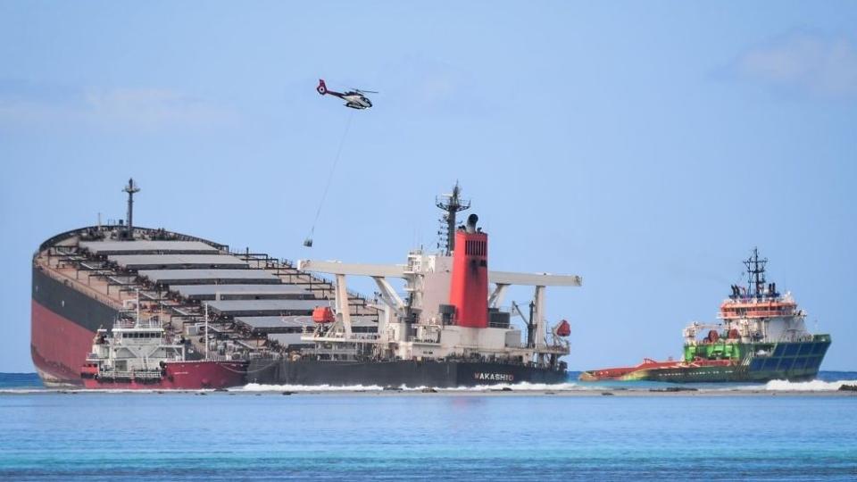 El MV Wakashio semi hundido frente a Mauricio