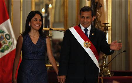 Peru's President Ollanta Humala (R) and First Lady Nadine Heredia arrive to the swearing-in ceremony of new members of cabinet at the government palace in Lima, October 31, 2013. REUTERS/Mariana Bazo