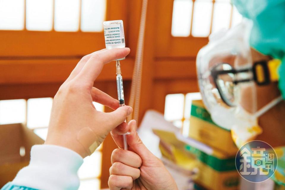 台灣疫苗覆蓋率至今逾2成，國內開始出現混打呼聲。