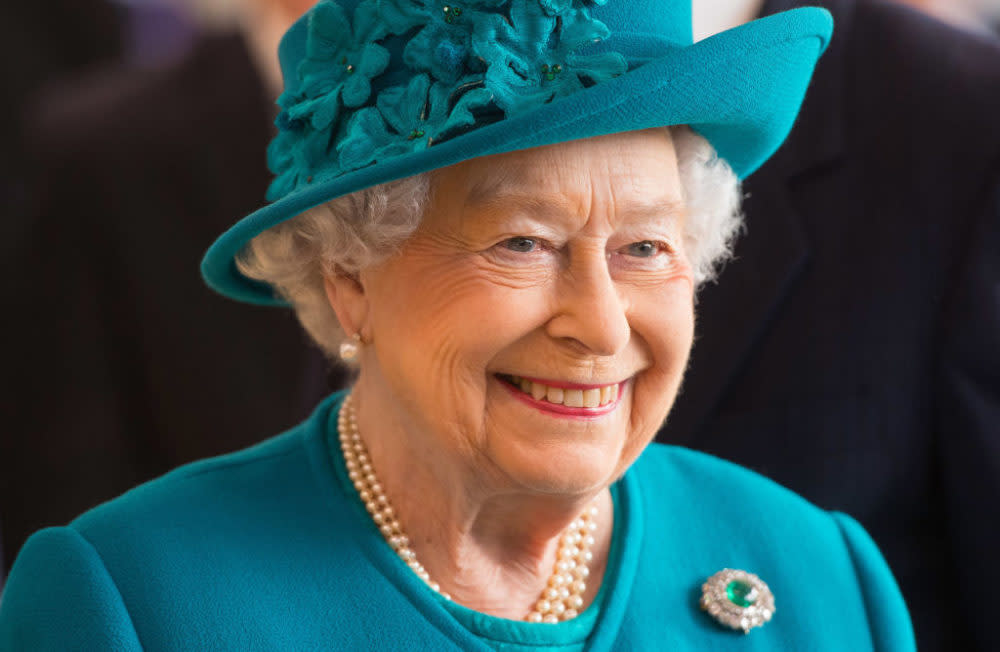 Here’s how Queen Elizabeth uses her handbag to send secret messages