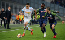 Soccer Football - Europa League - Olympique de Marseille vs RB Salzburg - Orange Velodrome, Marseille, France - December 7, 2017 Marseille's Lucas Ocampos in action with RB Salzburg's Reinhold Yabo and Andreas Ulmer REUTERS/Jean-Paul Pelissier