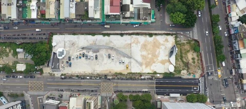 竹市馬偕醫院天橋已拆除，改地下通道讓車行順暢行人更安全。（圖：市府提供）