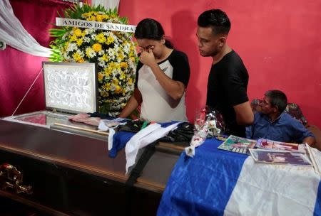 Familiares miran hacia un ataúd que contiene el cuerpo de Gerald José Vásquez, quien murió durante los enfrentamientos con la policía antidisturbios en la Universidad Nacional Autónoma de Nicaragua (UNAN), en Managua, Nicaragua, 14 de julio de 2018. REUTERS/Oswaldo Rivas