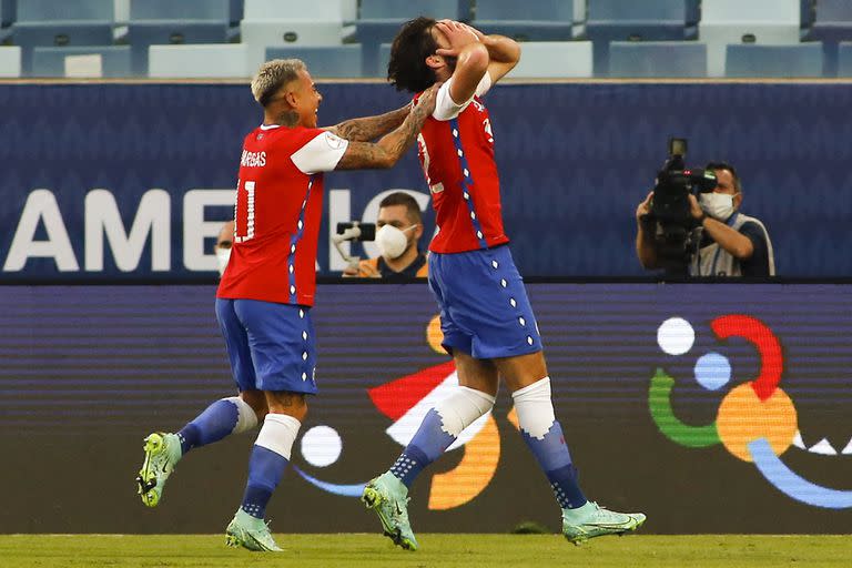 No lo puede creer: Ben Brereton, nacido en Inglaterra y de madre chilena, celebra su gol, junto con Eduardo Vargas, en el triunfo de Chile sobre Bolivia por 1 a 0, en la Copa América