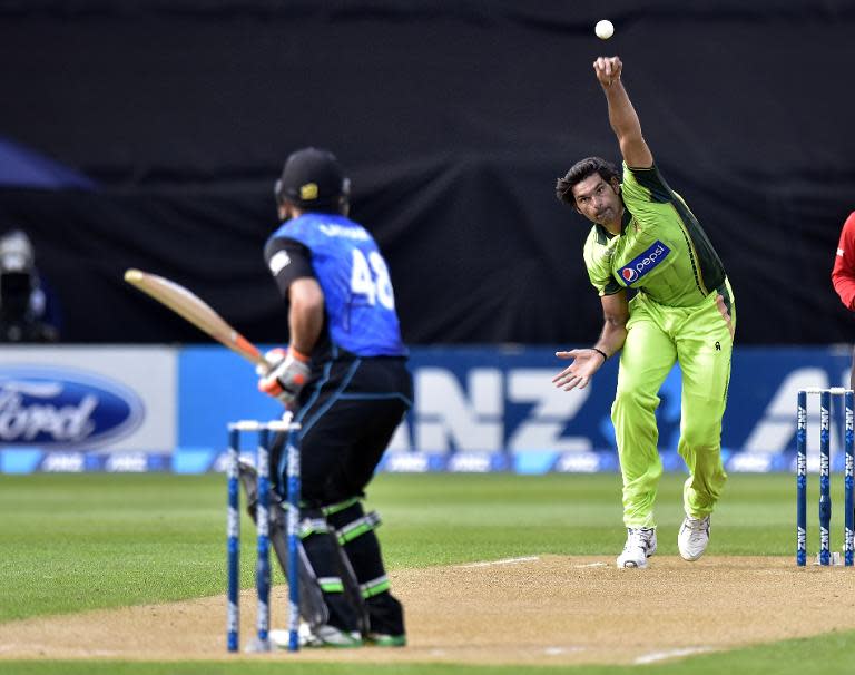 Pakistan's Mohammad Irfan (R) bowls to New Zealand's Tom Latham during the first ODI in Wellington on January 31, 2015