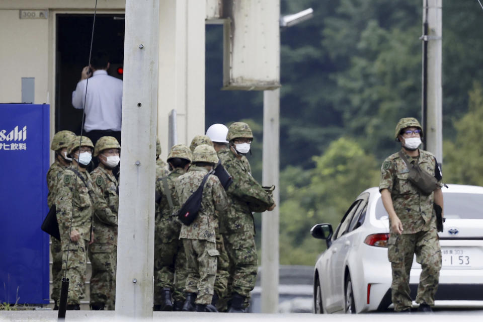 Efectivos de la Fuerzas de Autodefensa se reúnen cerca de un polígono de tiro en una instalación militar tras un tiroteo que dejó muertos en Gifu, centro de Japón, el miércoles 14 de junio de 2023. (Kyodo News vvía AP)