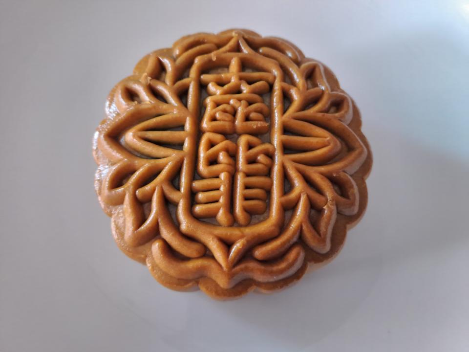 A picture of a generic brown mooncake