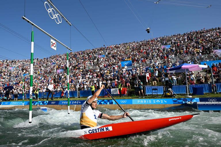 El francés Nicolas Gestin rema durante la final individual masculina de slalom en canoa en el estadio Náutico de Vaires-sur-Marne 