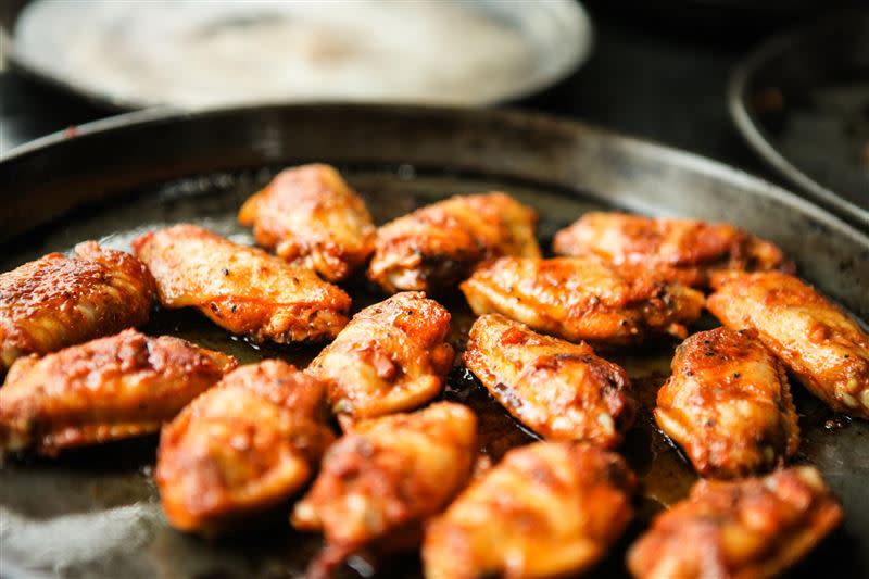 雞翅因為幾乎都是皮，且料理方式常是烤、炸，熱量特別高。（圖／翻攝自pixabay）