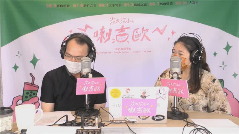 鄭弘儀及朱姐主持Podcast。（圖／《沒大沒小の喇吉歐》提供）