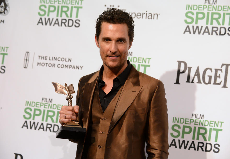 Matthew McConaughey posa ante las cámaras después de ganar el premio al mejor actor por su papel en la cinta "Dallas Buyers Club", en la 29a entrega de los Premios Spirit, que reconocen a películas independientes realizadas con 20 millones de dólares o menos, en Santa Mónica, al oeste de Los Ángeles. California, el sábado 1 de marzo de 2014. (Foto de Jordan Strauss/Invision/AP)