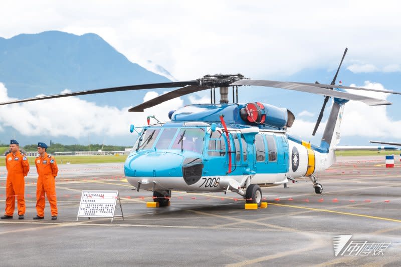 20160811-花蓮空軍基地11日搶先開放給當地居民及媒體參訪，圖為現場展示S-70C救護直升機。（顏麟宇攝）