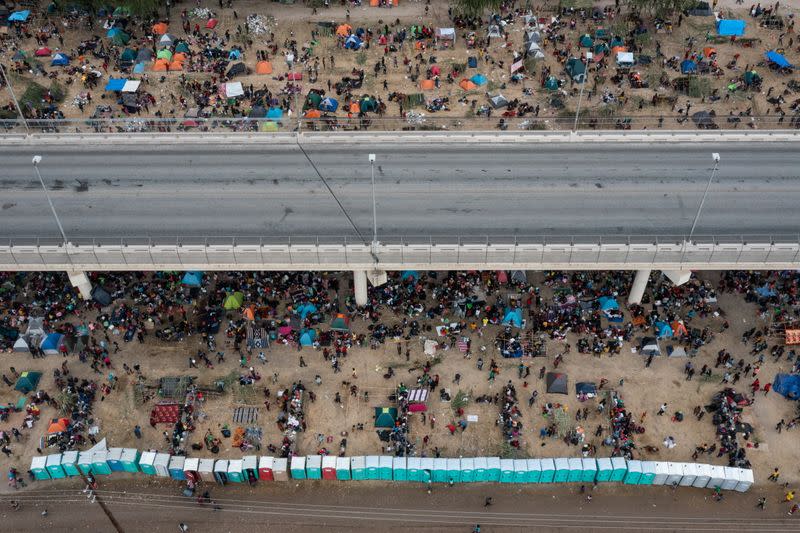 Foto de archivo. Migrantes cerca del puente internacional Del Rio en Del Rio, Texas