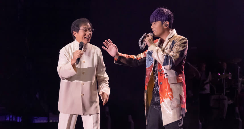 成龍（左）驚喜現身周杰倫（右）在天津的演唱會。（圖／杰威爾音樂提供）