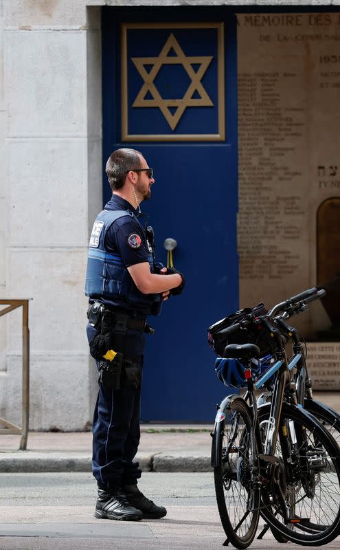 Police kill armed man who set fire to synagogue in Rouen