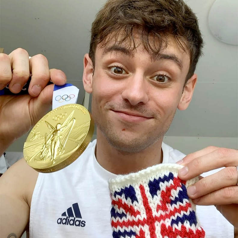 當時奪金的他還用自己織的國旗小袋裝金牌。Tom Daley