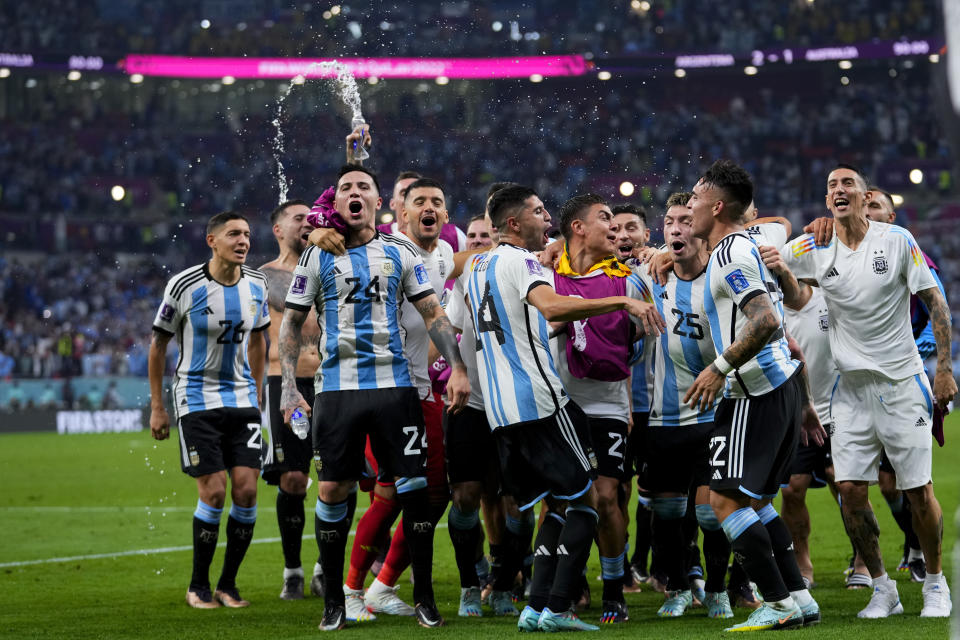 Los jugadores de Argentina celebran tras la victoria 2-1 ante Australia en el partido por los octavos de final del Mundial, el sábado 3 de diciembre de 2022, en Rayán, Qatar. (AP Foto/Petr David Josek)