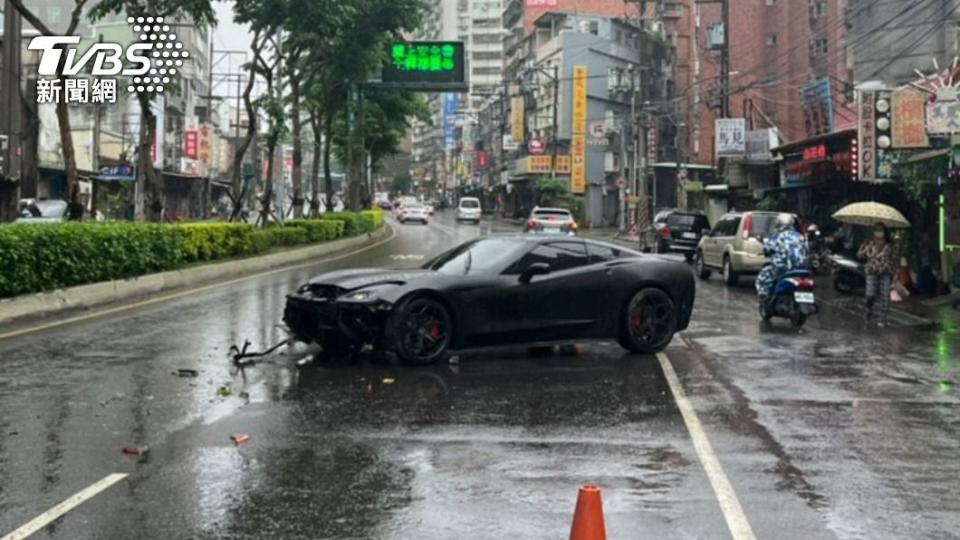 跑車雨天失控自撞。（圖／TVBS）