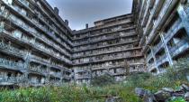 GUNKAJIMA (JAPÓN). Los habitantes de la prefectura de Nagasaki la llaman la 'Isla Fantasma'. Entre 1887 y 1974 tuvo su época de esplendor por la explotación del carbón, pero con el boom del petróleo, las minas del mineral empezaron a ser cerradas. Alcanzó a tener una población de 5.259 personas y allí se construyó el primer edificio de concreto más alto de Japón, con nueve pisos. En 1974 cerró la mina y la isla fue clausurada para siempre. Solo en el 2005 se permitió el desembarco de periodistas en la isla y, desde el 2009, está abierta al público como atracción turística. Jordy Theiller/Wikimedia.Commons