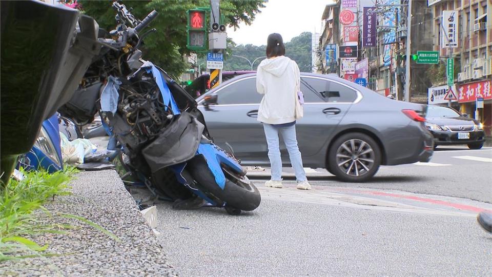 汽車搶快違規闖燈轉彎撞飛機車　一排路人慘遭波及成「人肉保齡球」