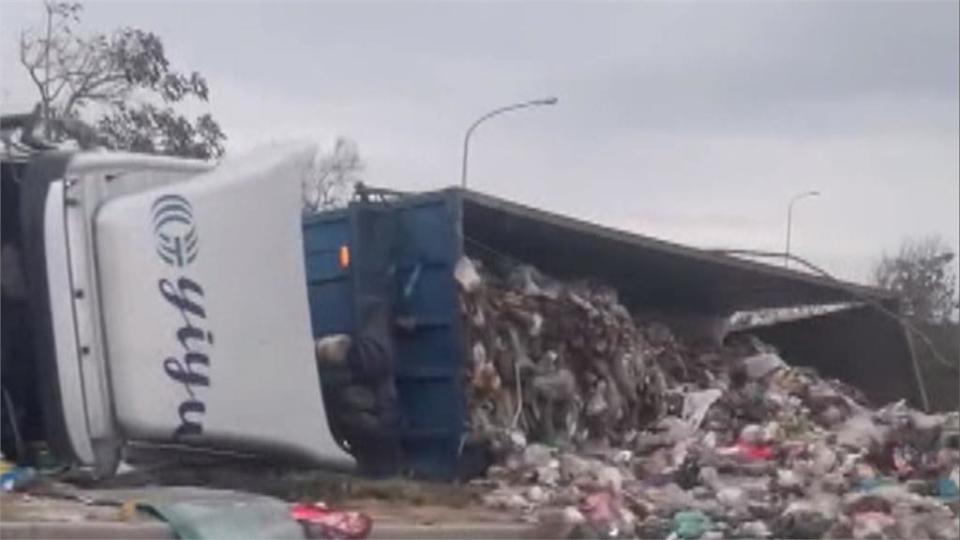 台78滿載垃圾曳引車翻車　司機自行脫困幸僅輕傷