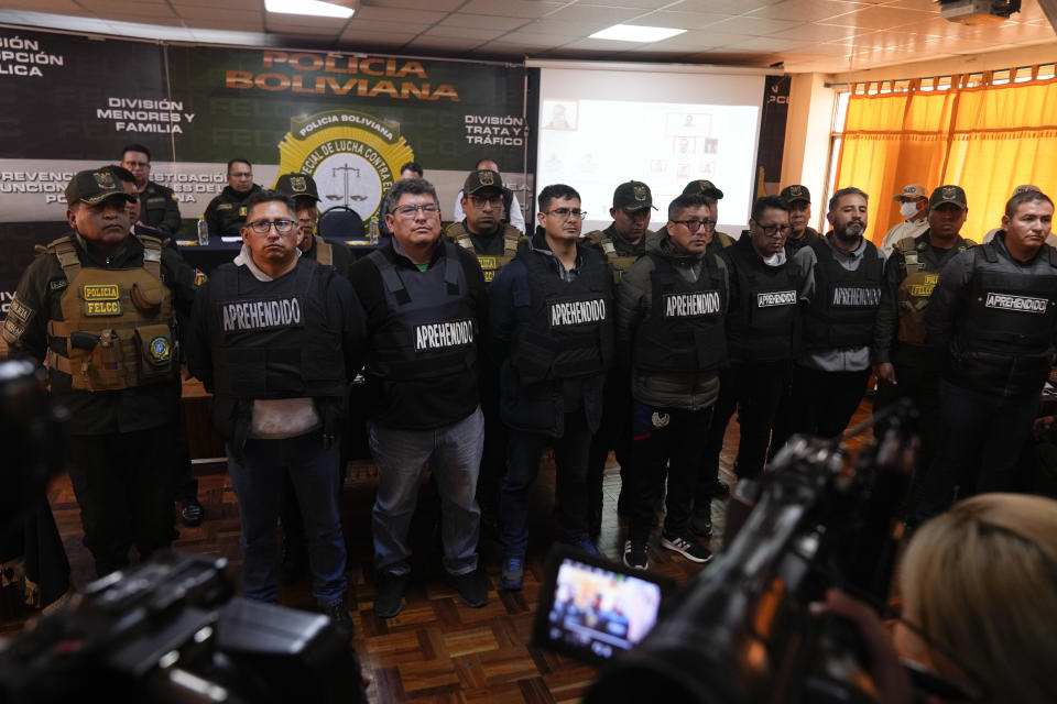 Varios detenidos por su presunta participación en el intento fallido de golpe del día anterior presentados ante la prensa en La Paz, Bolivia, el jueves 27 de junio de 2024. El gobierno anunció más detenciones por lo sucedido el miércoles contra el gobierno del presidente boliviano Luis Arce. (AP Foto/Juan Karita)