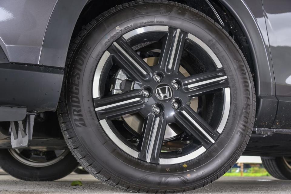 試駕的S+勁化版標置的是17吋六幅式Bright Black式樣的雙色鋁圈；而Prestige尊榮版配置的是更具運動化的17吋六幅式Sporty Gray雙色鋁圈。