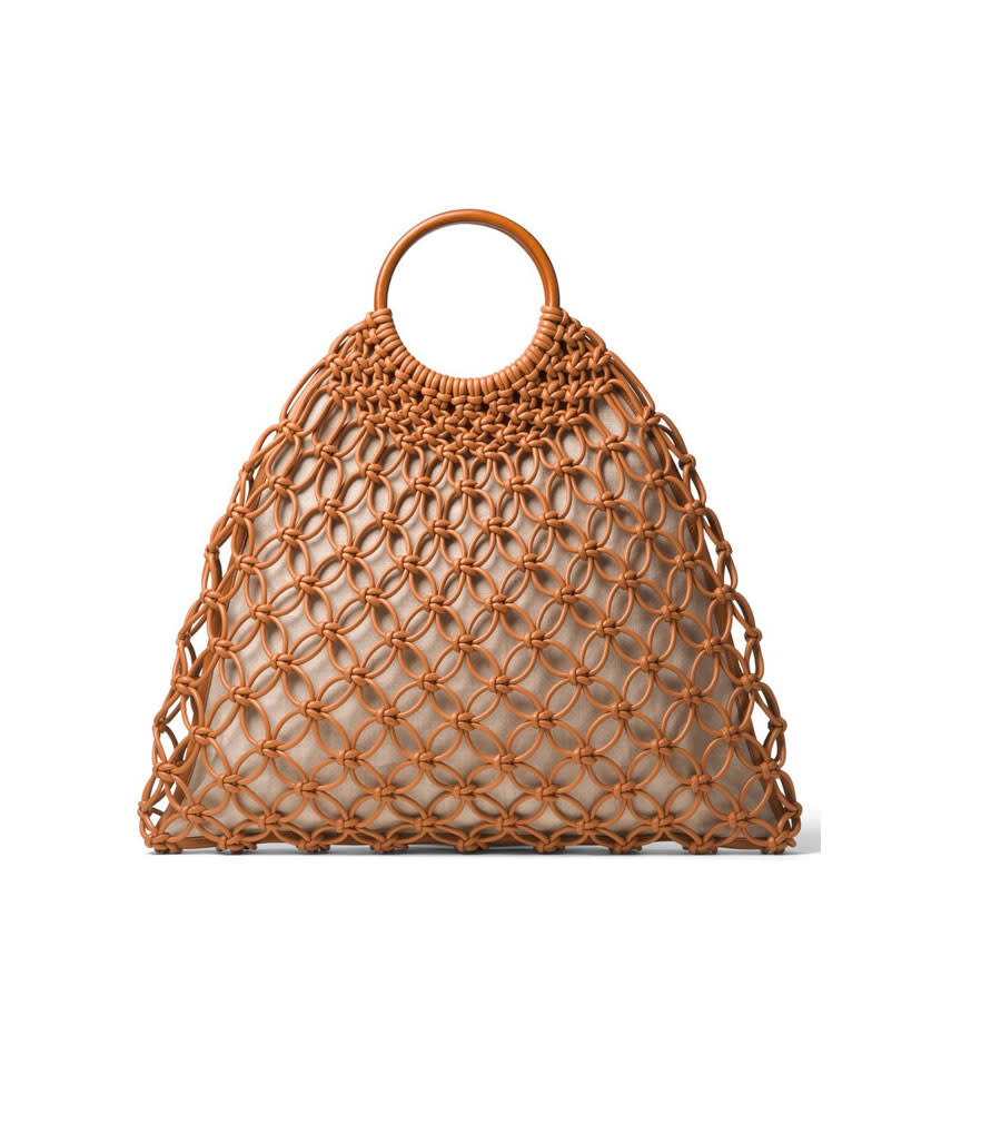 <p>Cabas en cuir tissé, 1 090$, <a rel="nofollow noopener" href="http://shop.nordstrom.com/s/michael-kors-cooper-woven-leather-tote/4541679?origin=keywordsearch-personalizedsort&fashioncolor=RATTAN" target="_blank" data-ylk="slk:nordstrom.com;elm:context_link;itc:0;sec:content-canvas" class="link ">nordstrom.com</a>. </p>