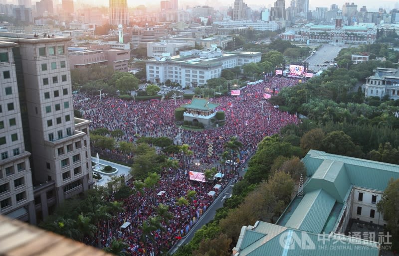 國民黨在選戰倒數時刻舉辦「台灣安全 人民有錢–凱 道勝利晚會」，9日在台北市凱達格蘭大道登場，吸引 許多民眾參與，以行動力挺國民黨總統候選人韓國瑜。 (中央社)