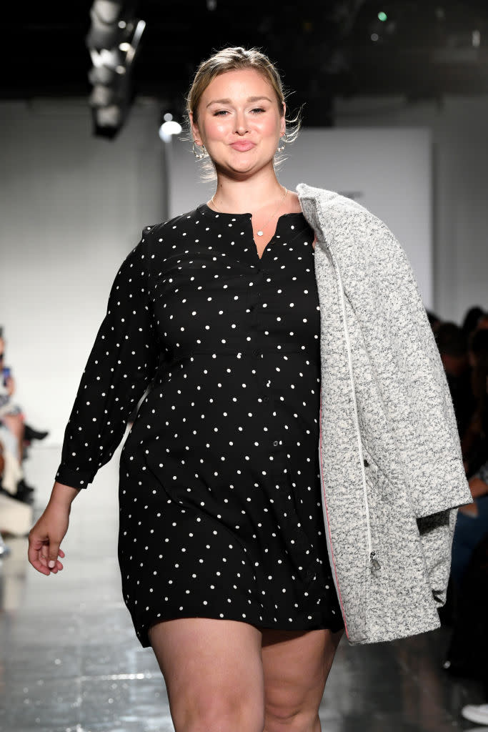 <p>Hunter McGrady, mannequin voluptueux et star de <em>Sports Illustrated</em> foule le podium du tout premier défilé de Loft lors de theCURVYcon à l’occasion de la Fashion Week de New York. (Photo: Getty Images) </p>