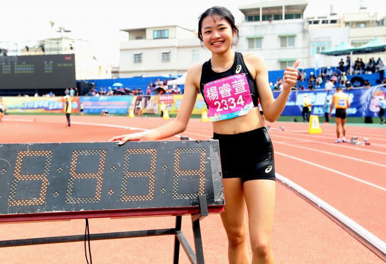 麥寮高中楊睿萱以54.33奪金，打破懸29年的全中運高女400公尺大會紀錄。林嘉欣／攝影。