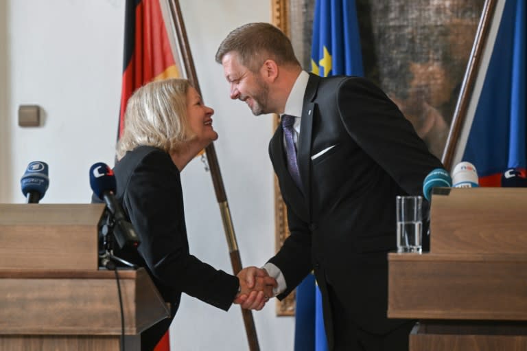 El ministro del Interior checo, Vit Rakusan, estrecha la mano de su homóloga alemana, Nancy Faeser, el 3 de mayo de 2024 en Praga (Michal Cizek)