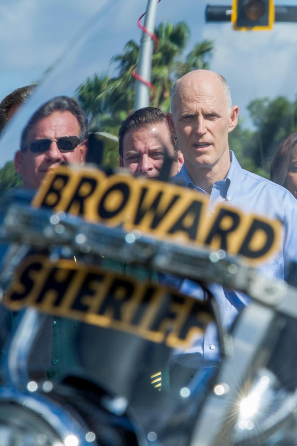 El sheriff del condado de Broward, Scott J. Israel (i), y el gobernador de Florida, Rick Scott (d), a su llegada a una rueda de prensa a las afueras de la escuela secundaria Marjory Stoneman Douglas. EFE/ Giorgio Viera