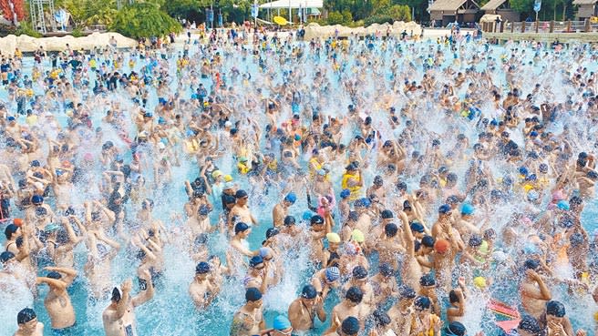 全台規模最大的水樂園「馬拉灣」夏天旺季一天可湧進破萬遊客，今年配合抗旱暫緩開園，園方強調現階段共體時艱，不談損失。（本報資料照片）