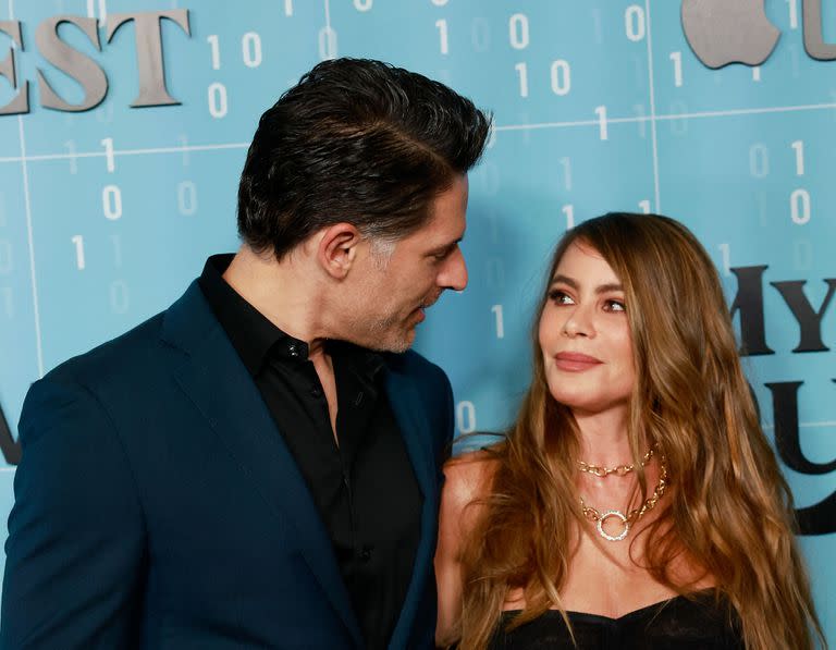 Miradas cómplices entre Joe Manganiello y Sofía Vergara, en la alfombra roja de la tercera temporada de la serie Mythic Quest