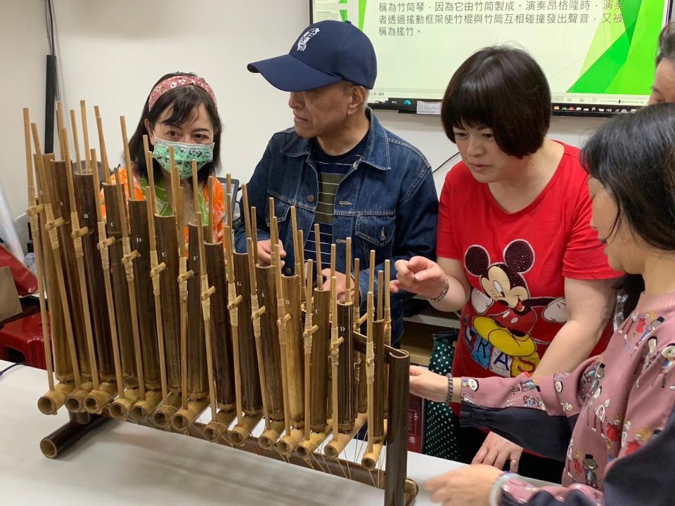 印尼新住民翁秀紅帶來印尼傳統的竹製樂器安格隆「Angklung」供大家觀賞。(記者張欽翻攝)