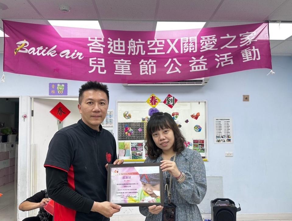 峇迪航空台灣分公司總經理翁啟倫，代表公司捐贈10萬元現金及生活物資，以表達對台灣關愛基金會的支持