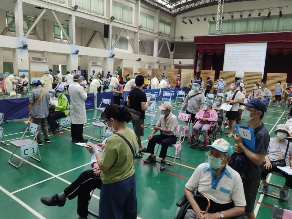 示意圖。圖為桃園八德大忠國小長者接種疫苗現場。（圖／本報系資料照）