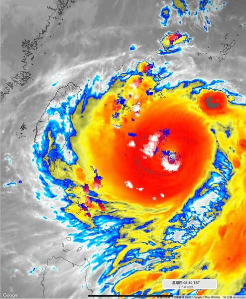 中央氣象局預報員黃恩鴻1日表示，目前颱風的強度仍在增強，2日就會發布海警，並開始出現劇烈的風雨。（網路截圖）