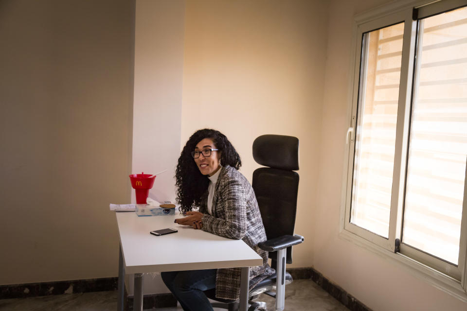 Doaa Gawish, que dirige un foro en línea que promueve los estilos de cabello natural, en El Cairo, Egipto, el 2 de marzo de 2021. (Sima Diab/The New York Times)