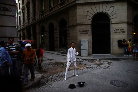 A man performs as Michael Jackson in downtown Havana, Cuba, January 12, 2017. REUTERS/Alexandre Meneghini