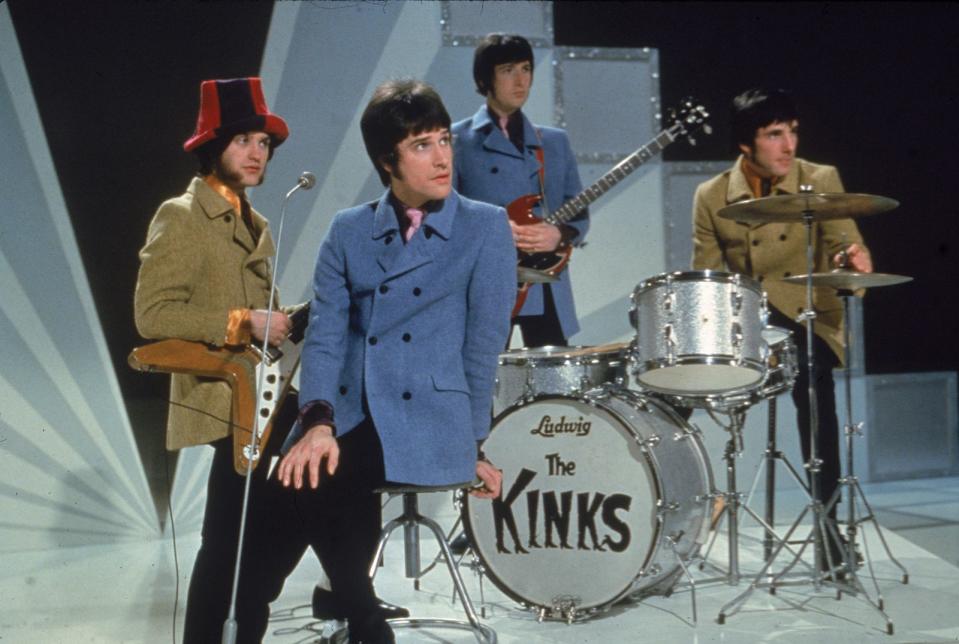 Die "British Invasion" überrollte in den 60er-Jahren die Musikbranche. Neben Bands wie den Beatles und den Rolling Stones zählten auch The Kinks zu den prägenden Gruppen von damals. Das Brüderpaar Dave (links) und Ray Davies (Zweiter von links) prägten den Sound der Punkband entscheidend mit. Dieses Jahr feierte die Gruppe 60-jähriges Bestehen. (Bild: Getty Images / Hulton Archive)
