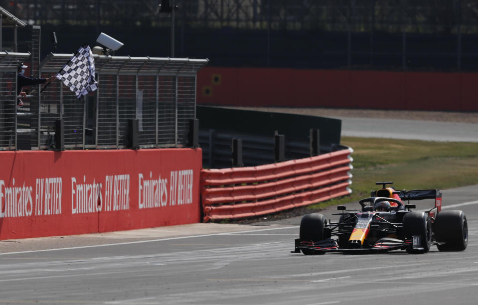 El piloto de Red Bull Max Verstappen cruza la meta victorioso en el Gran Premio Aniversario en el circuito Silverstone, Inglaterra, el domingo 9 de agosto de 2020. (AP Foto/Frank Augstein, Pool)