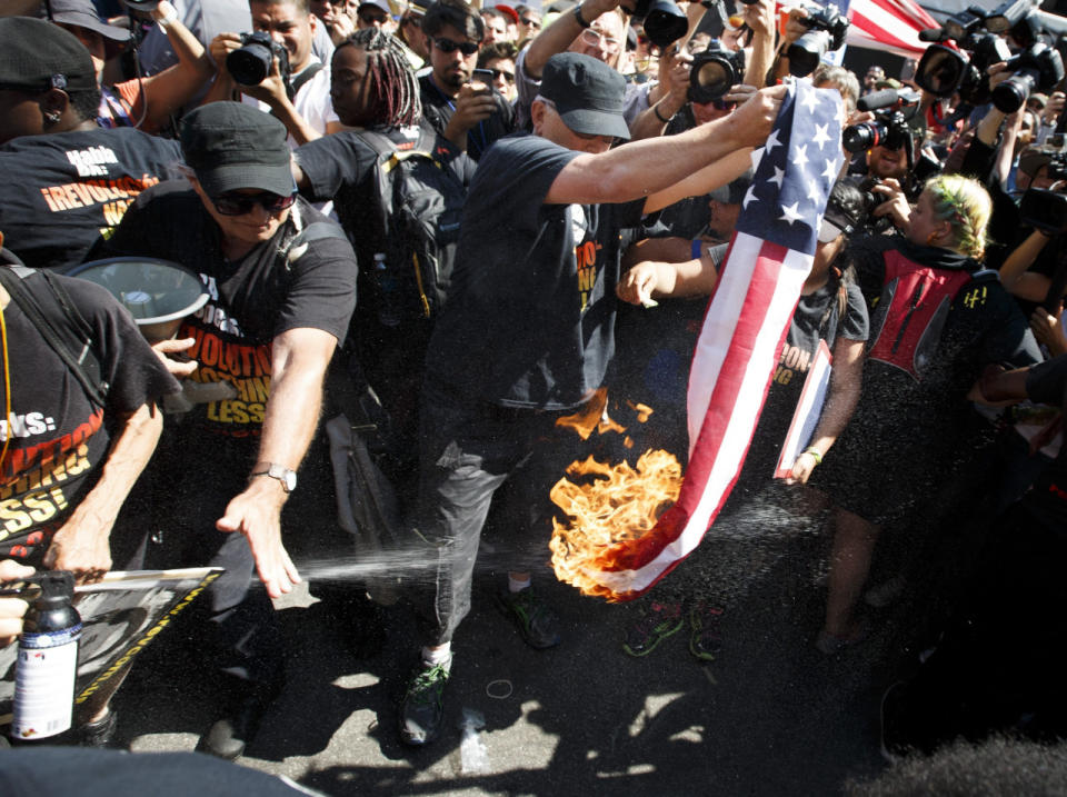 Un grupo de manifestantes intentó quemar una bandera estadounidense, lo que provocó la actuación inmediata de la policía. Foto: EFE/ David Maxwell