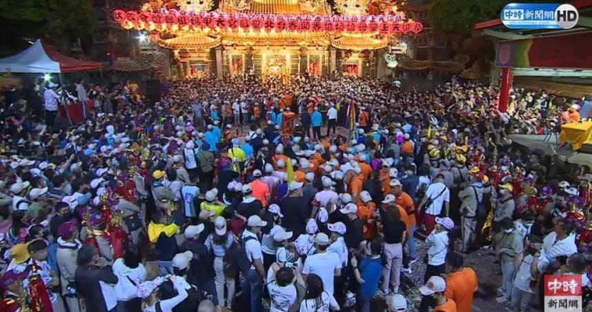 15萬信徒恭迎大甲鎮瀾宮媽祖繞境。（圖／翻攝自YouTube）